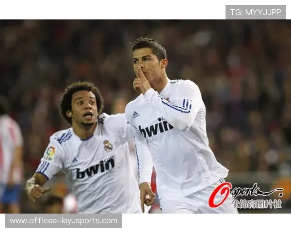 C罗晒合影纪念职业生涯第五百球，c罗连续8个赛季50球